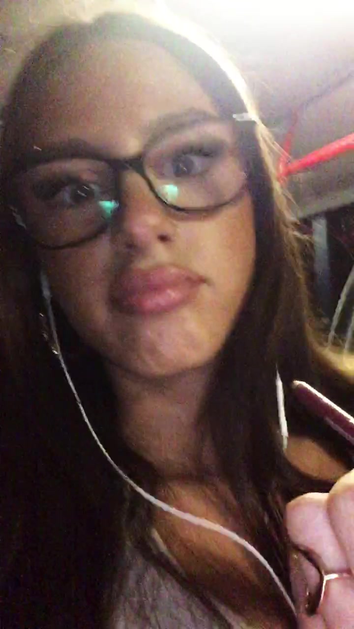 @>_<