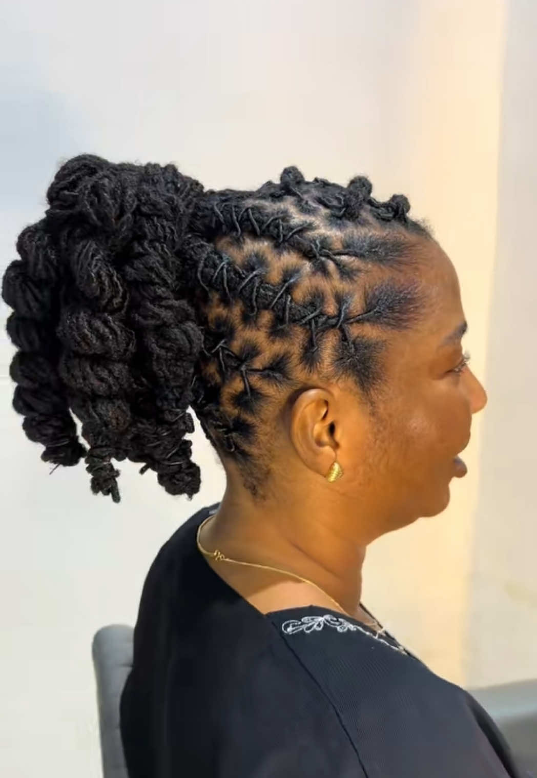 @FEMALE BARBER/LOCTICIAN IN LAG