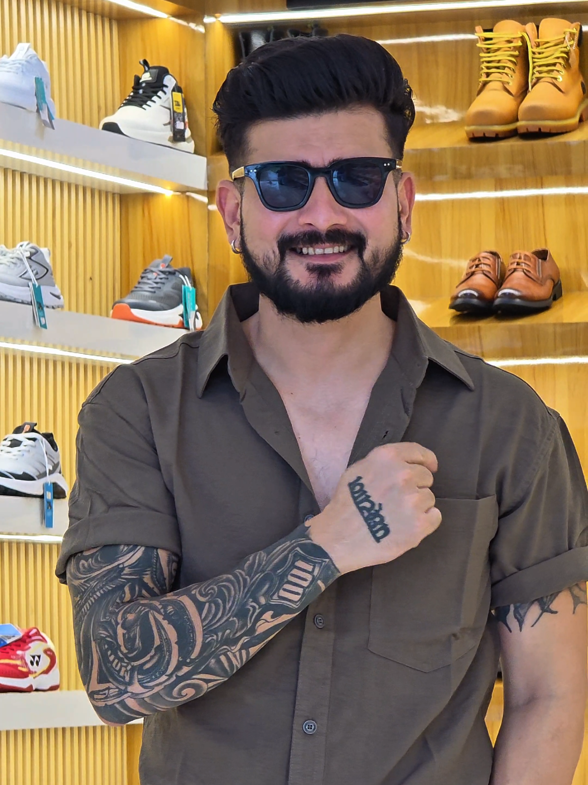 @पछ्याण wears