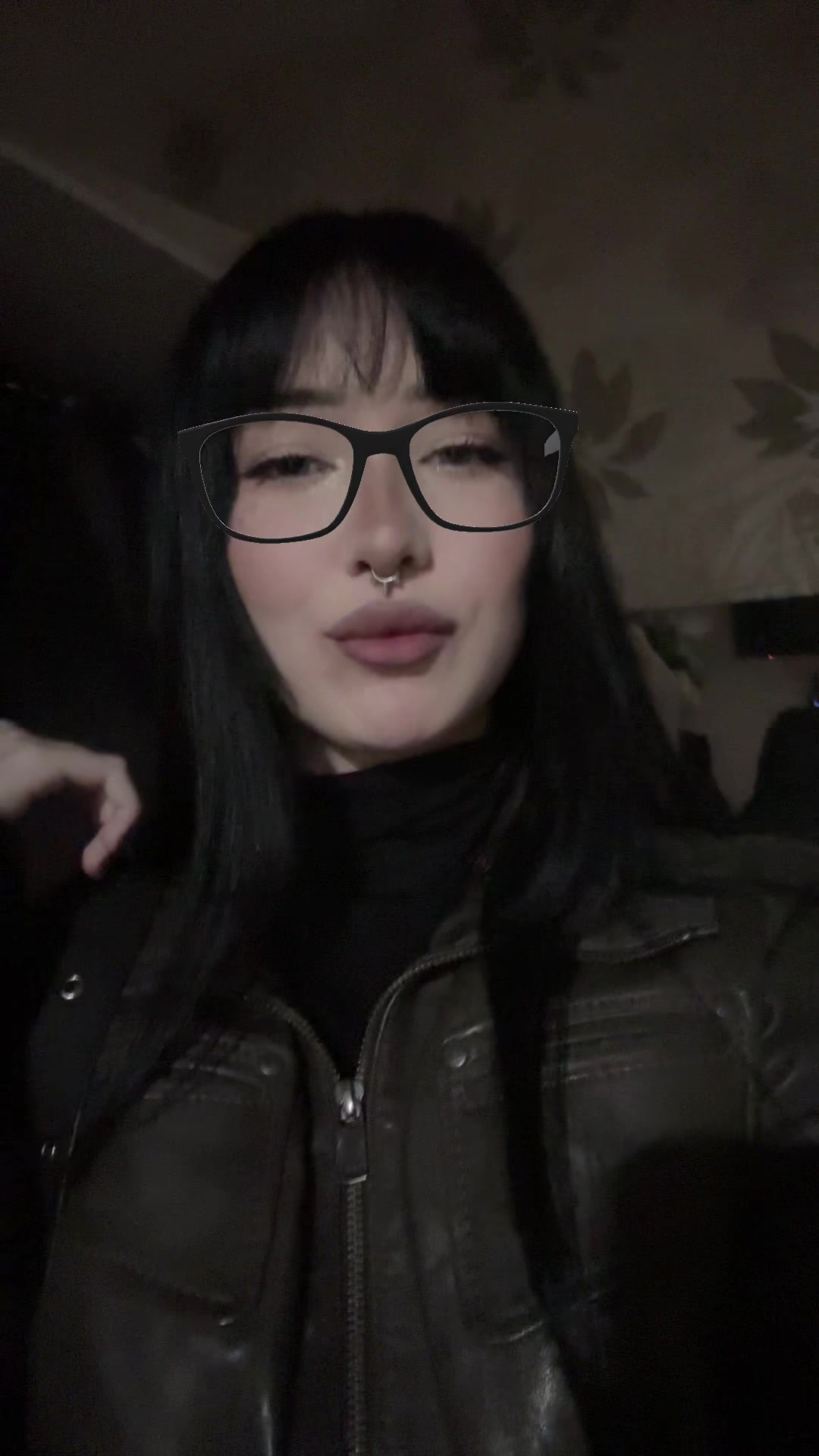 @///