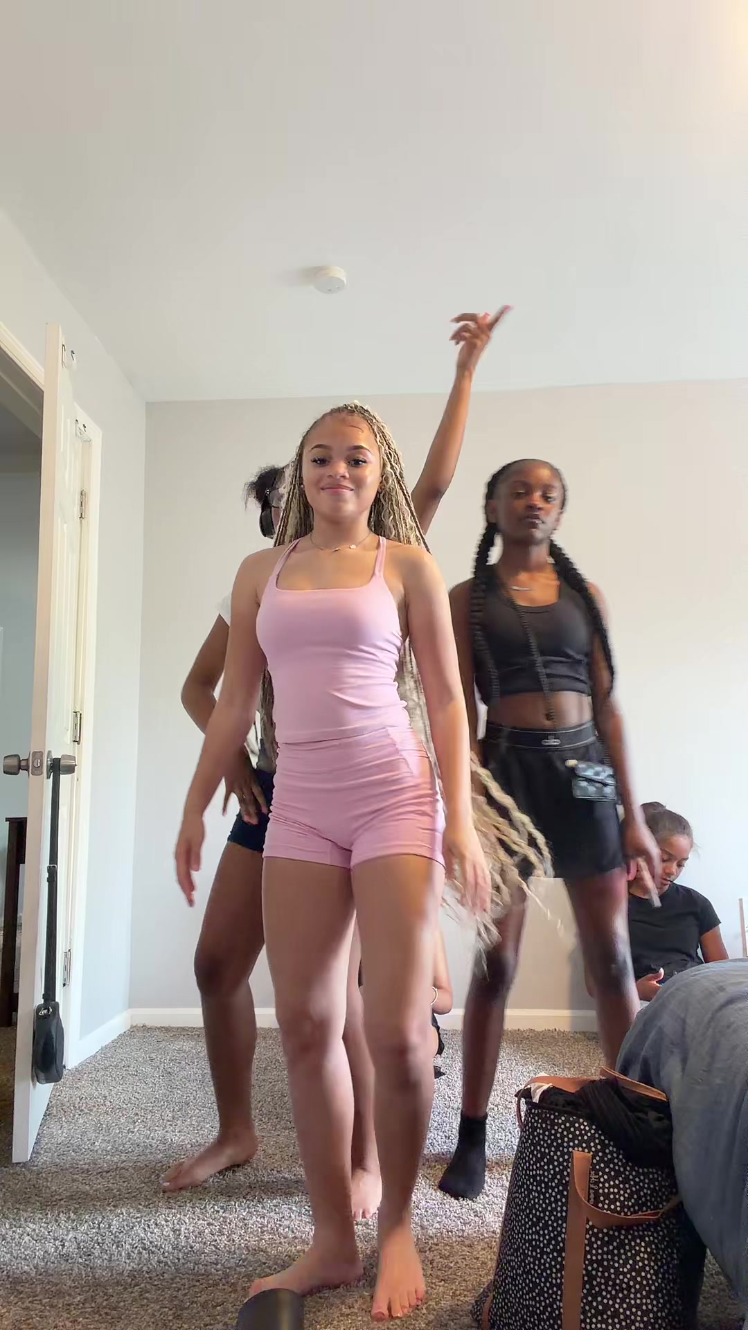 @reinamonaee