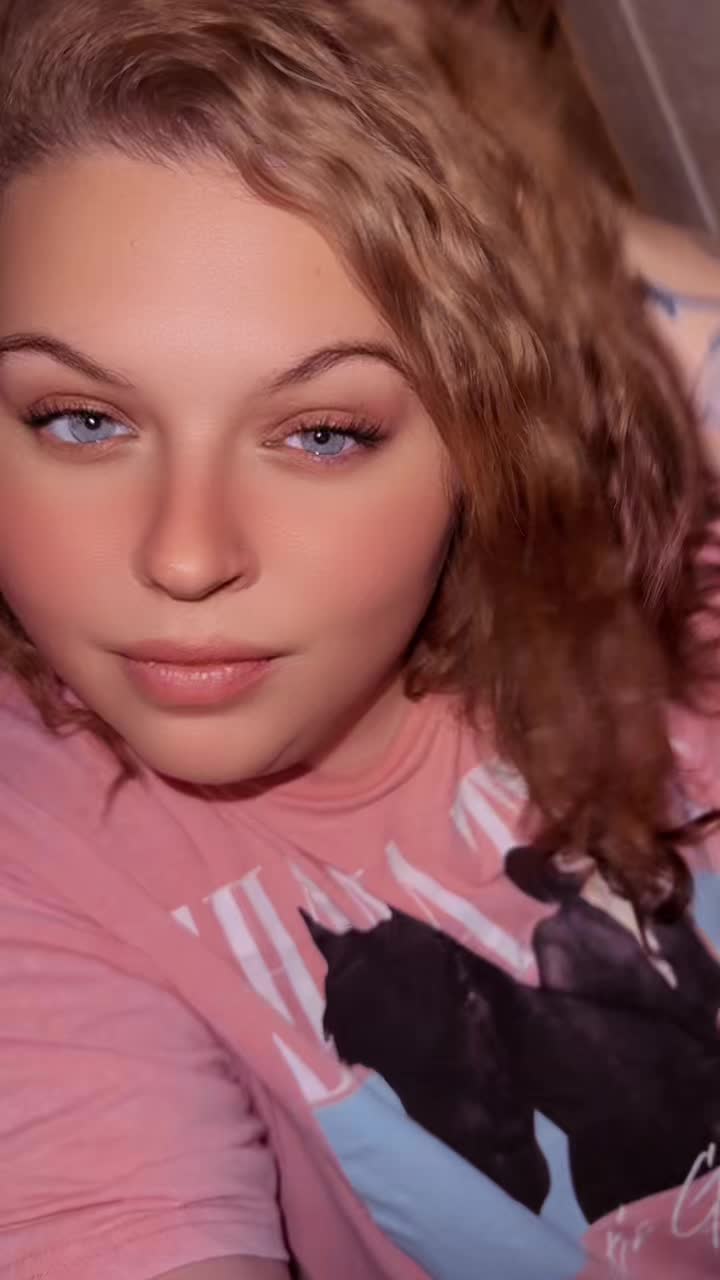 @💦Blue eyes and thick thighs💦