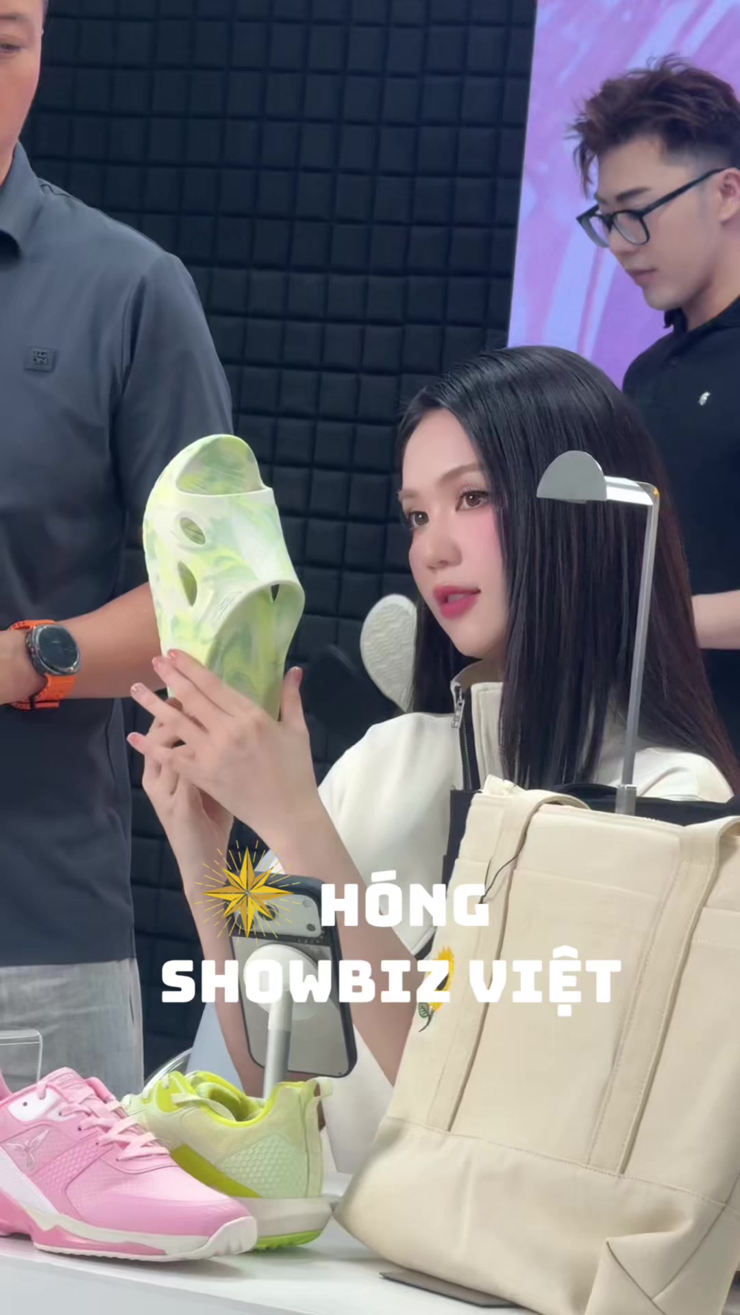 @H&oacute;ng Showbiz Việt