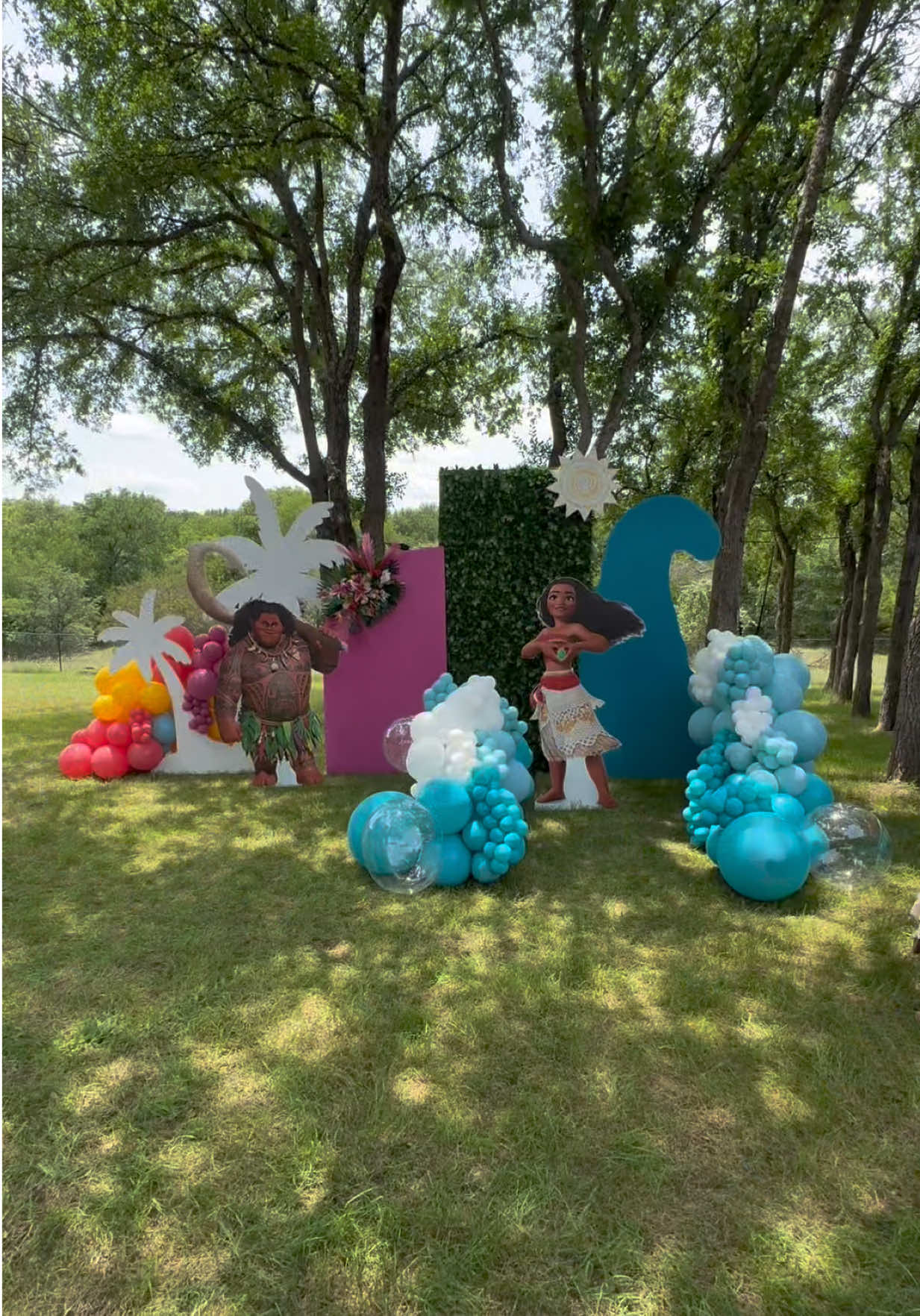 @HowdyHaleys | Balloon Decor