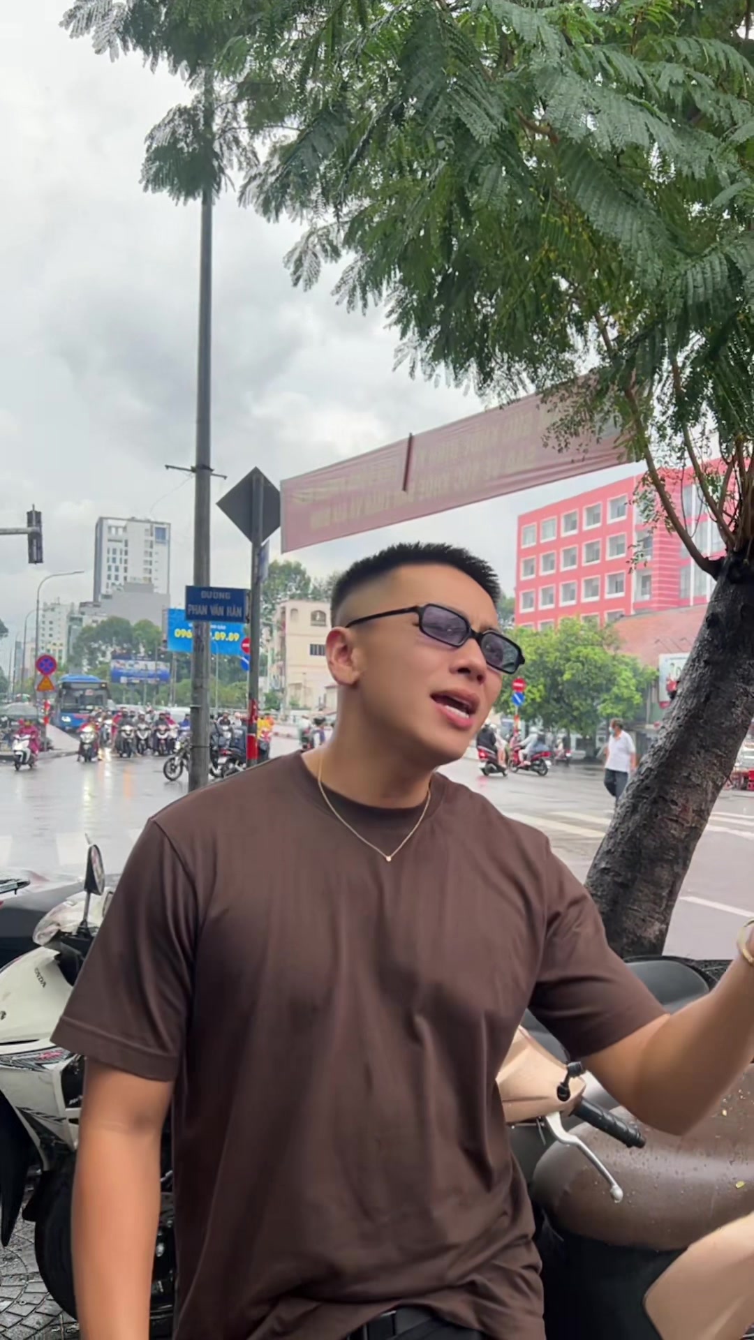 @Huy (em ruột Tiến chiều khách)