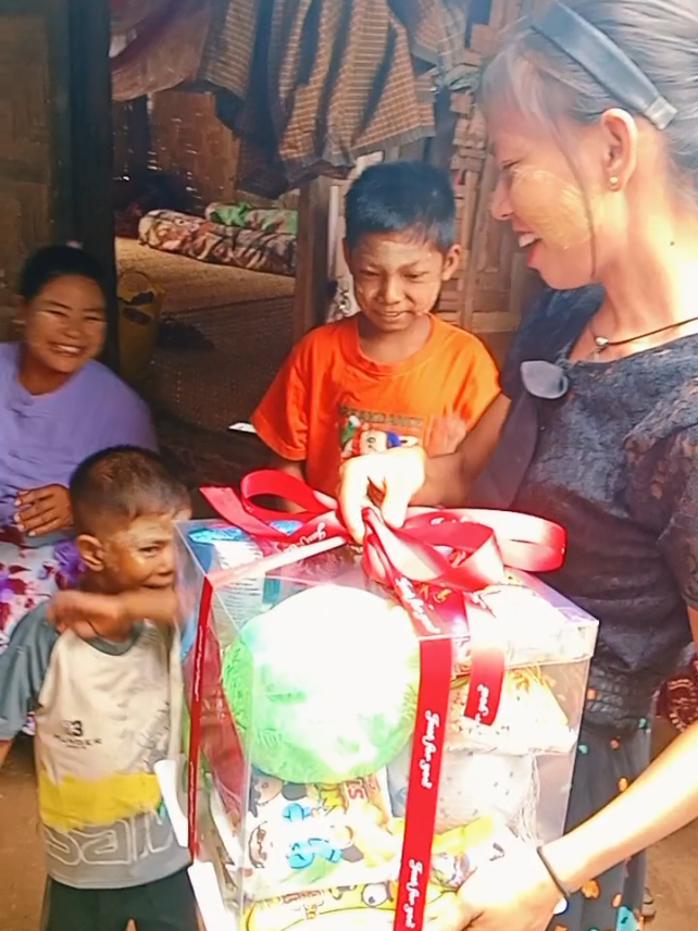 @ရွှေကမ္ဘာထက်မေမေ-ရွှေဖက်ရှင်💐