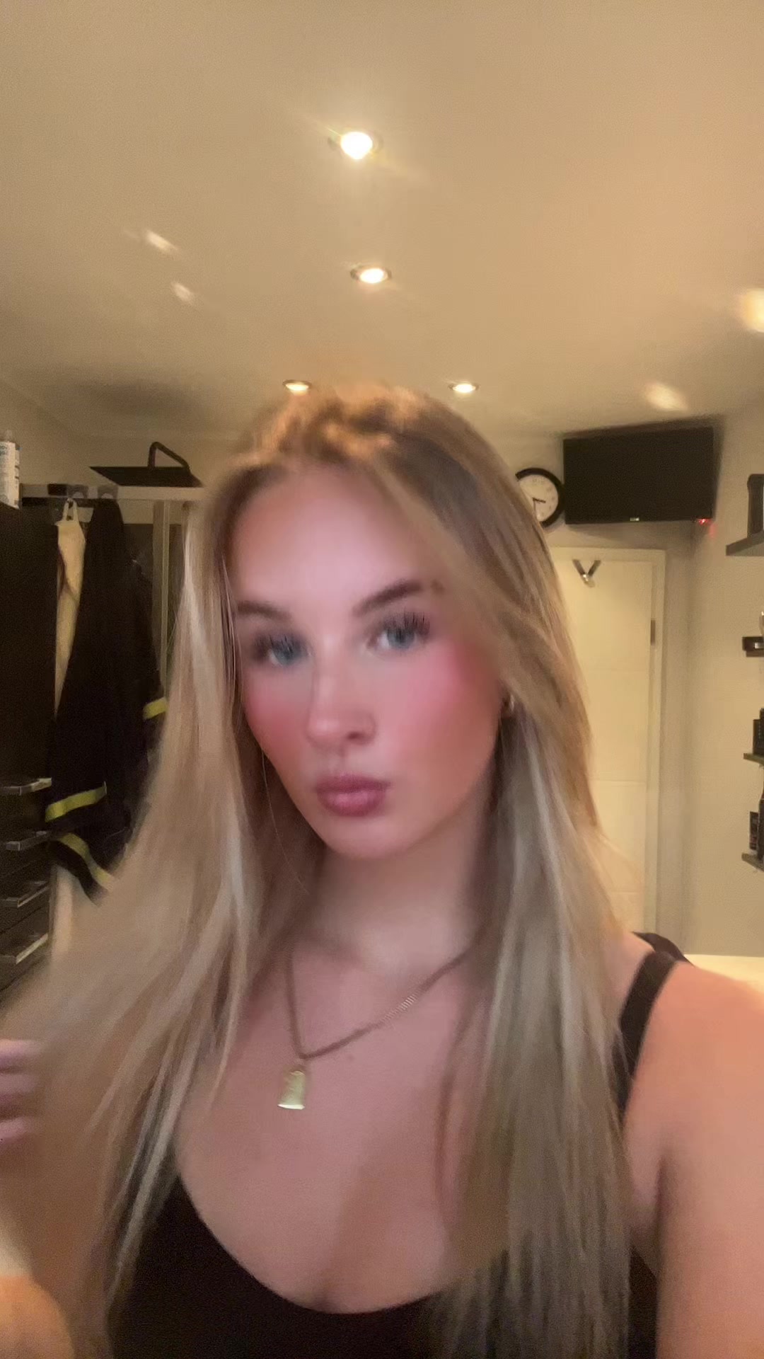 @user83763837637848