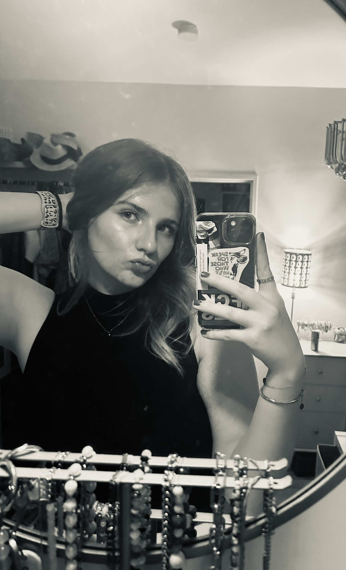 @N e l l y ⭐️