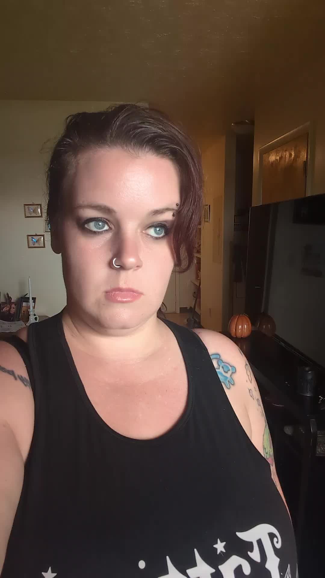 @EmoChickThatsBroken🖤