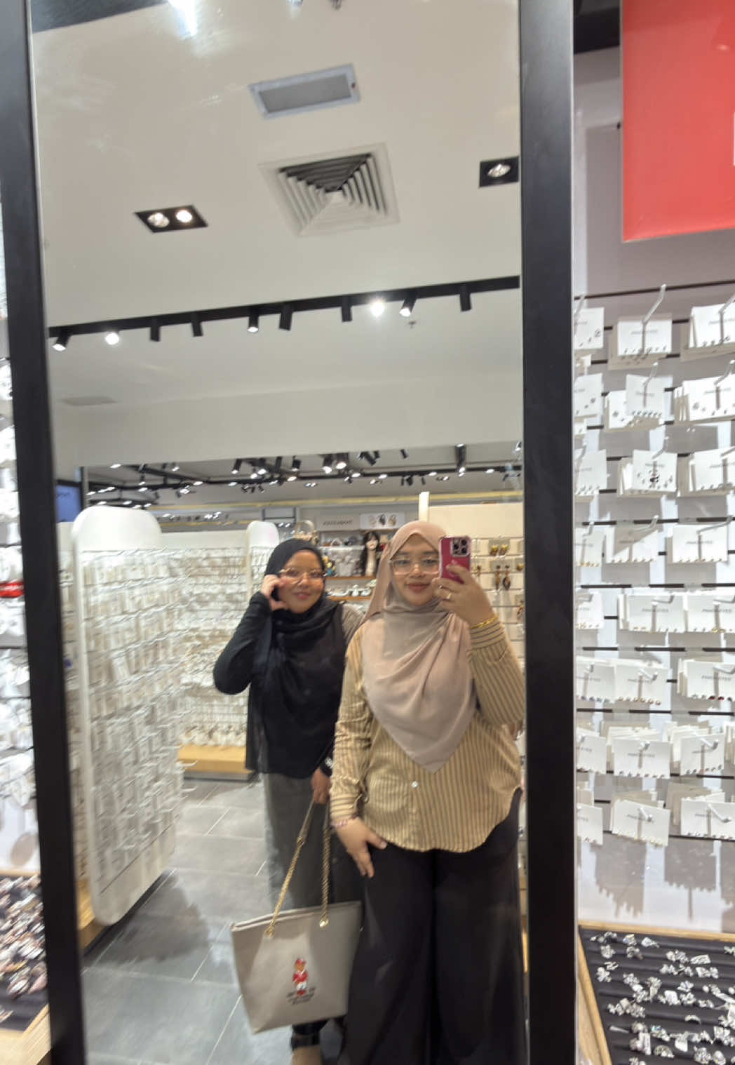 @Ukhtisis