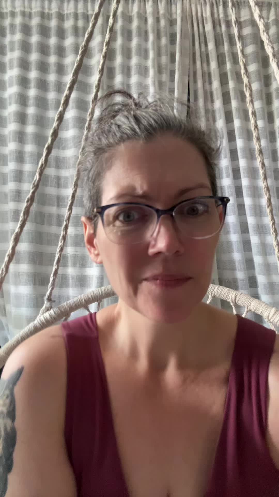 @ShelliSitsWeirdly