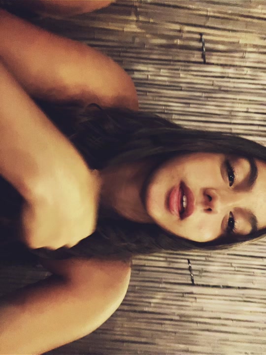 @𝐥𝐚𝐫𝐚🌺