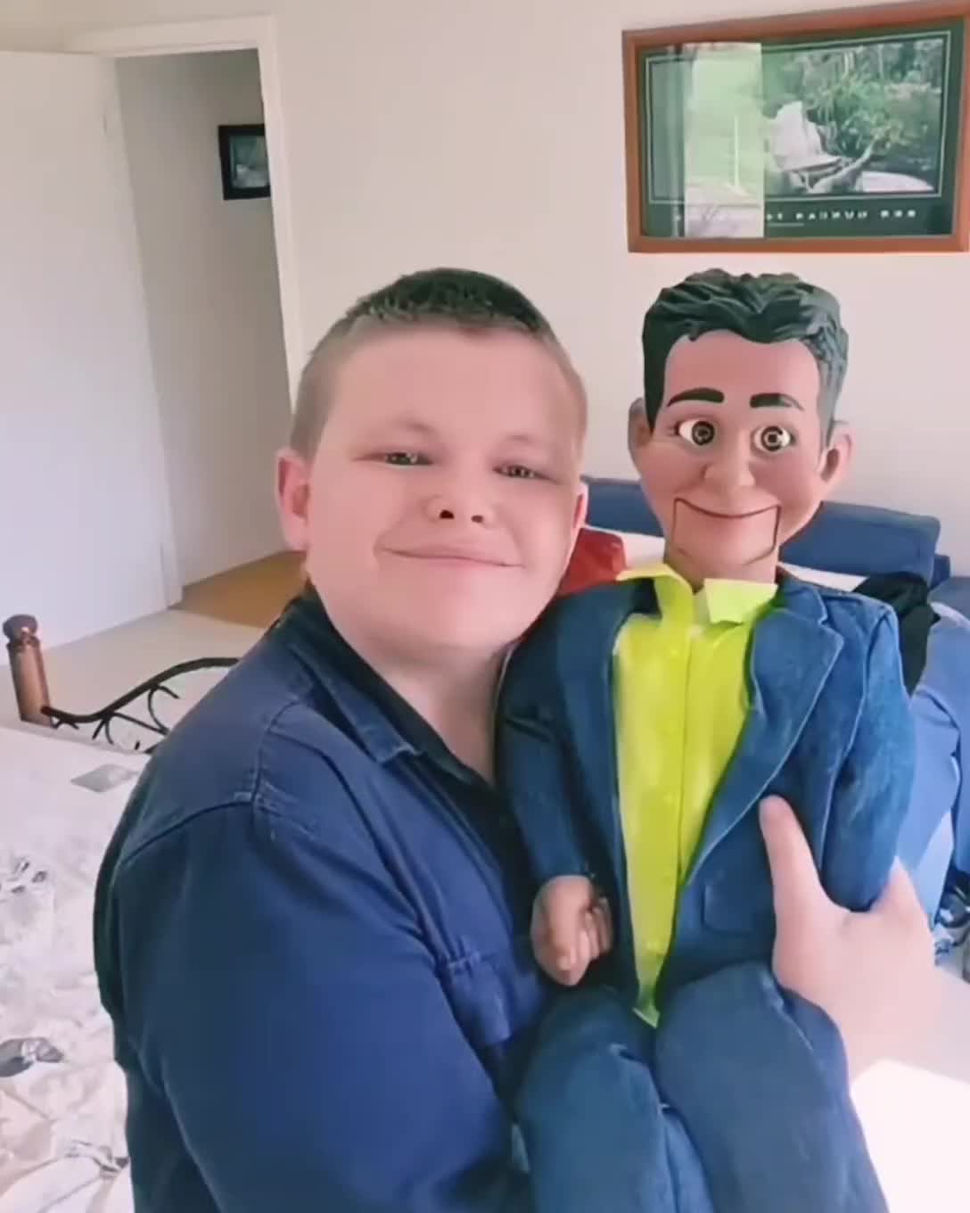 @weirdtvcringe