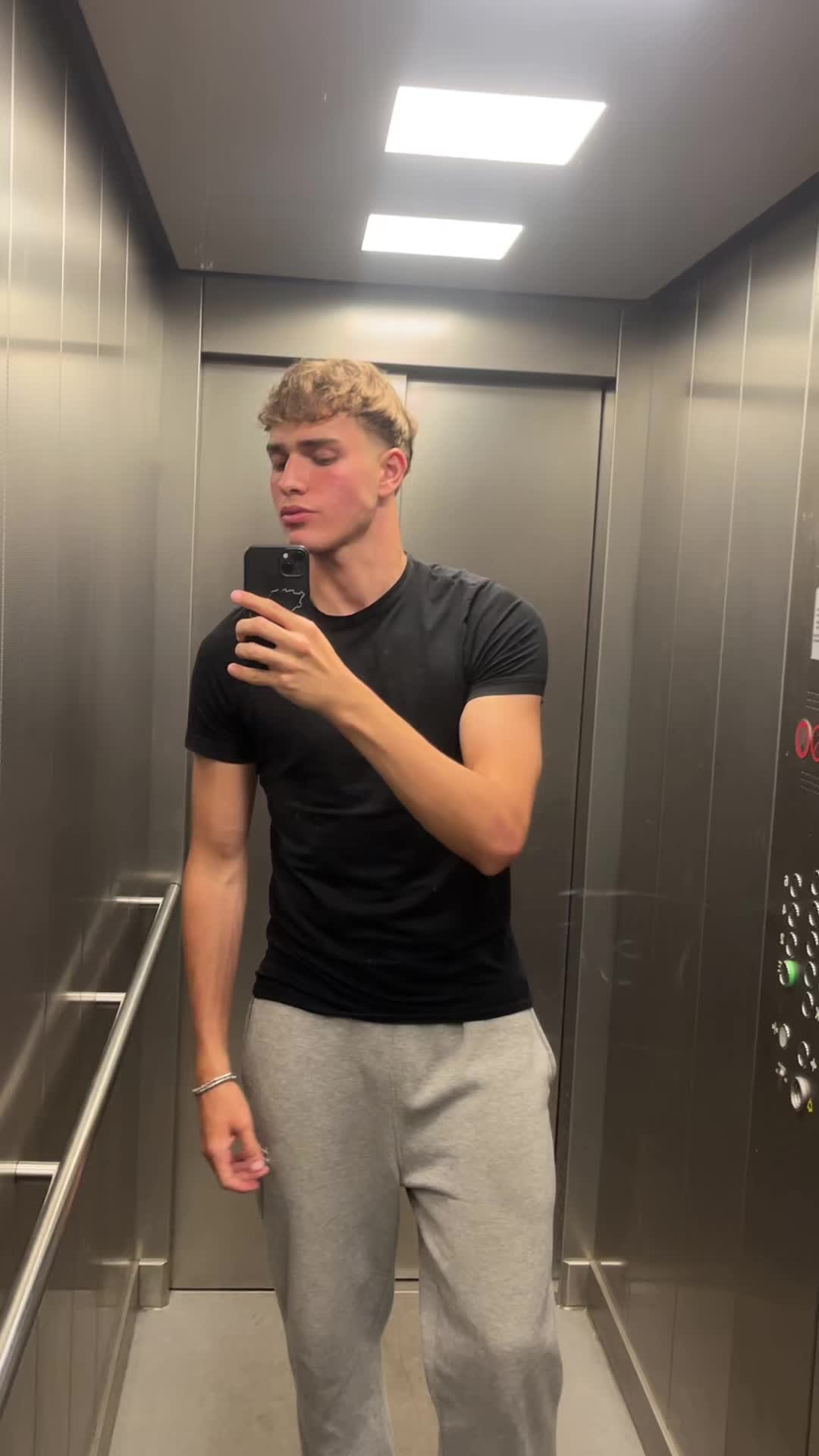 @𝕭𝖊𝖓𝖆𝖓