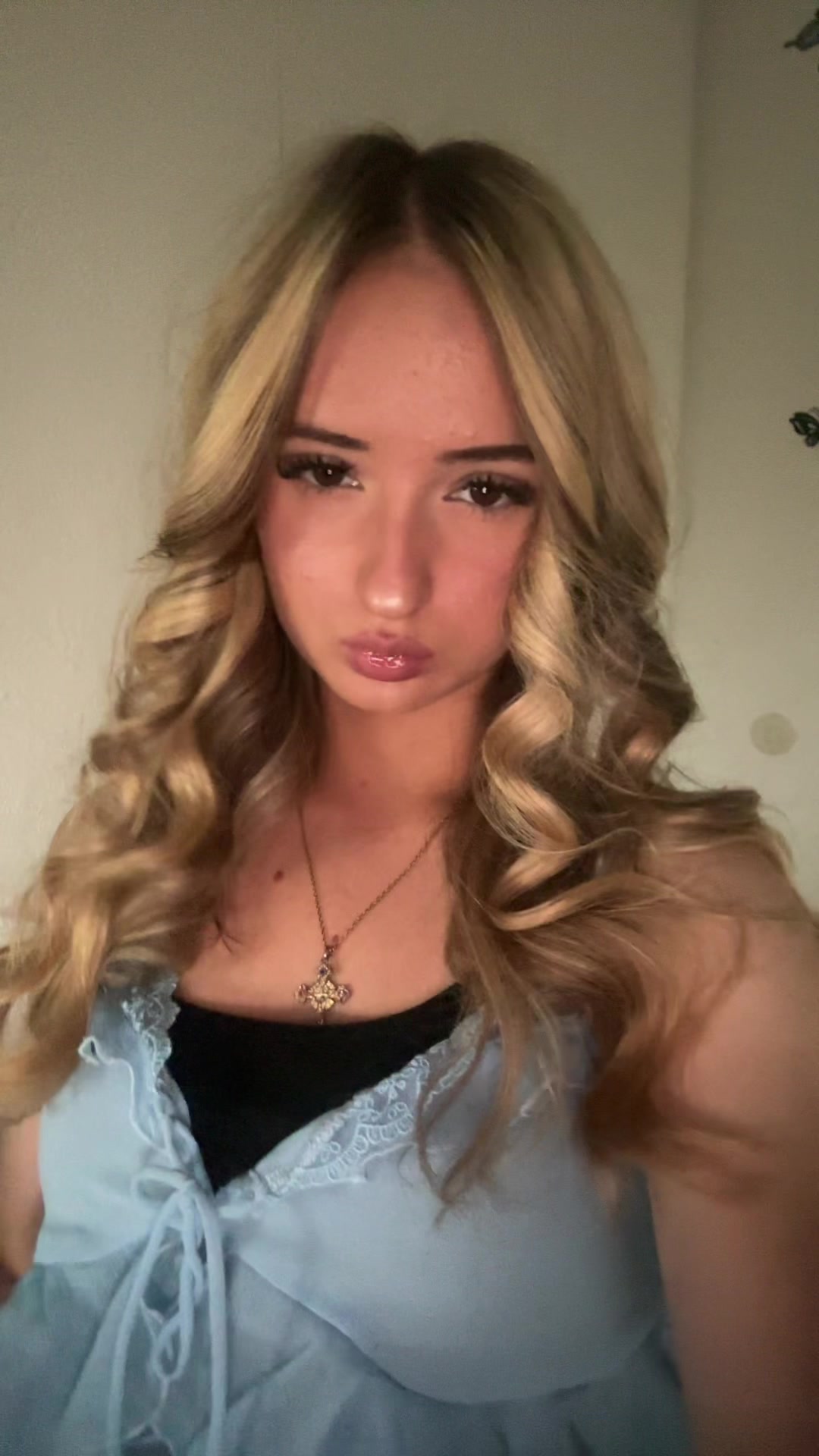 @𝐰𝐚𝐯𝐲𝐲_𝐩𝐢𝐚