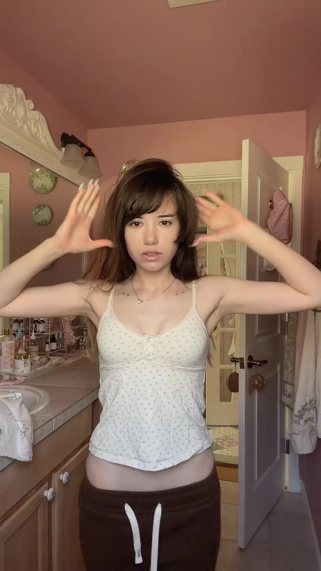 @anastasia (MAIN mewklekitty)