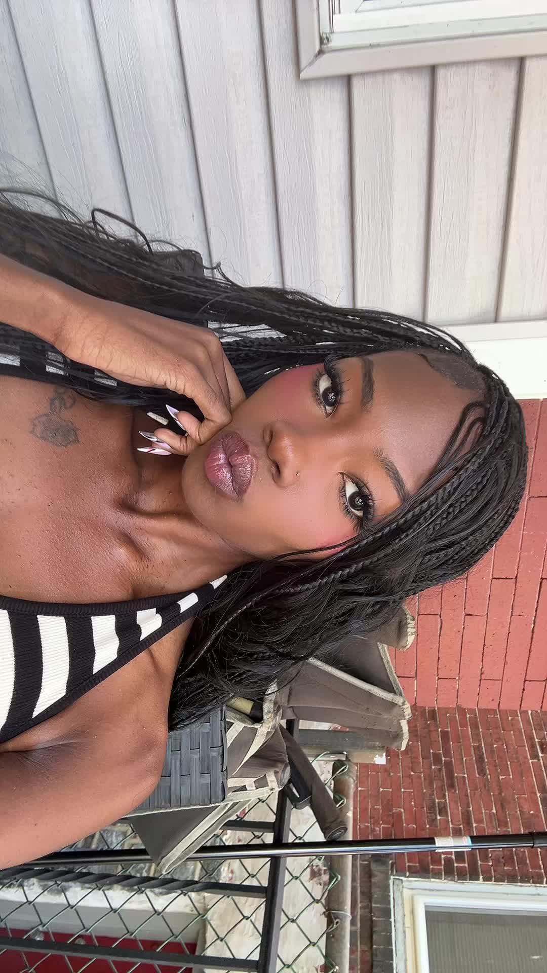 @not who u think