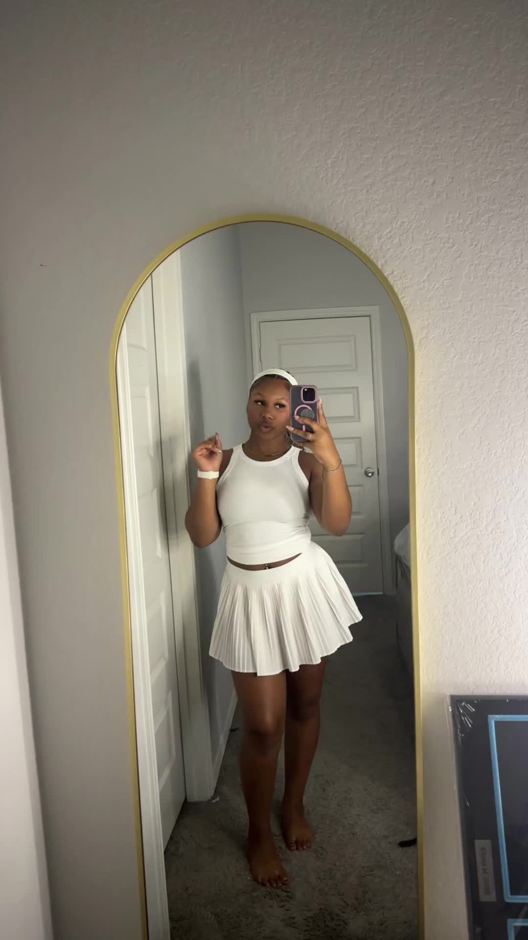 @arielleenicole