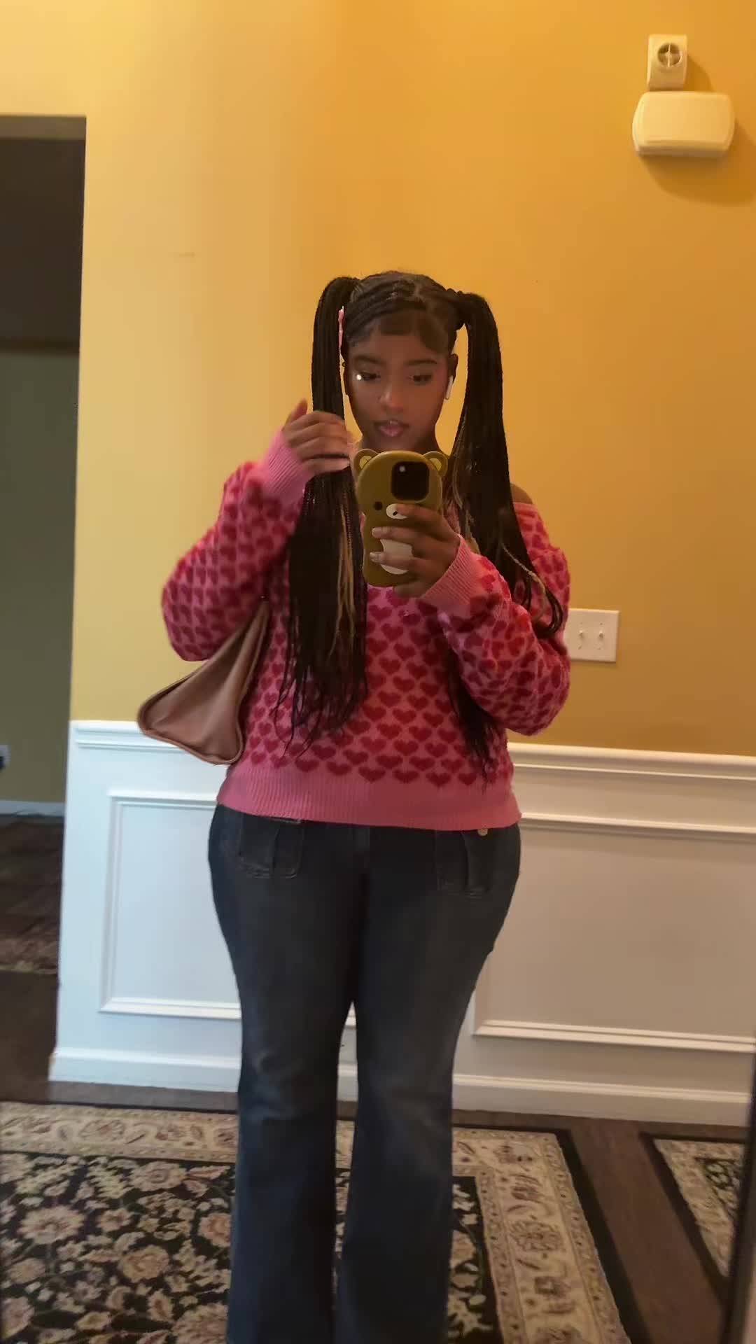 @>_<