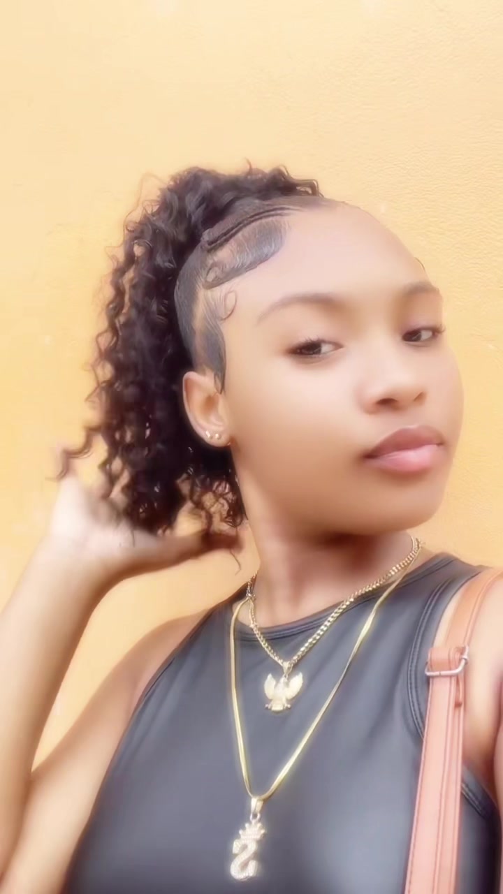 @niaabaee__