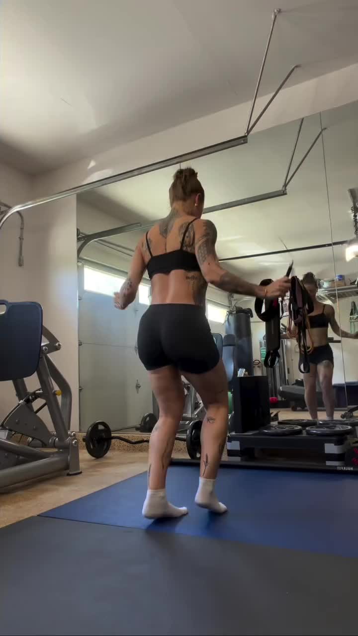 @RealNicoleAniston