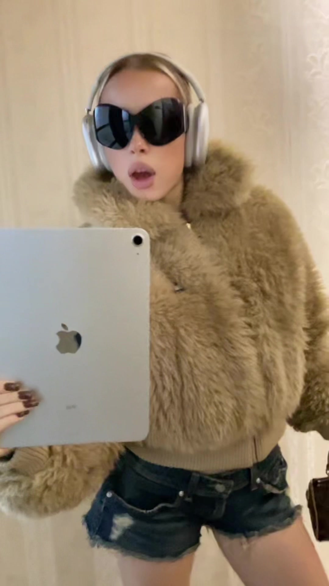 @lizzitak