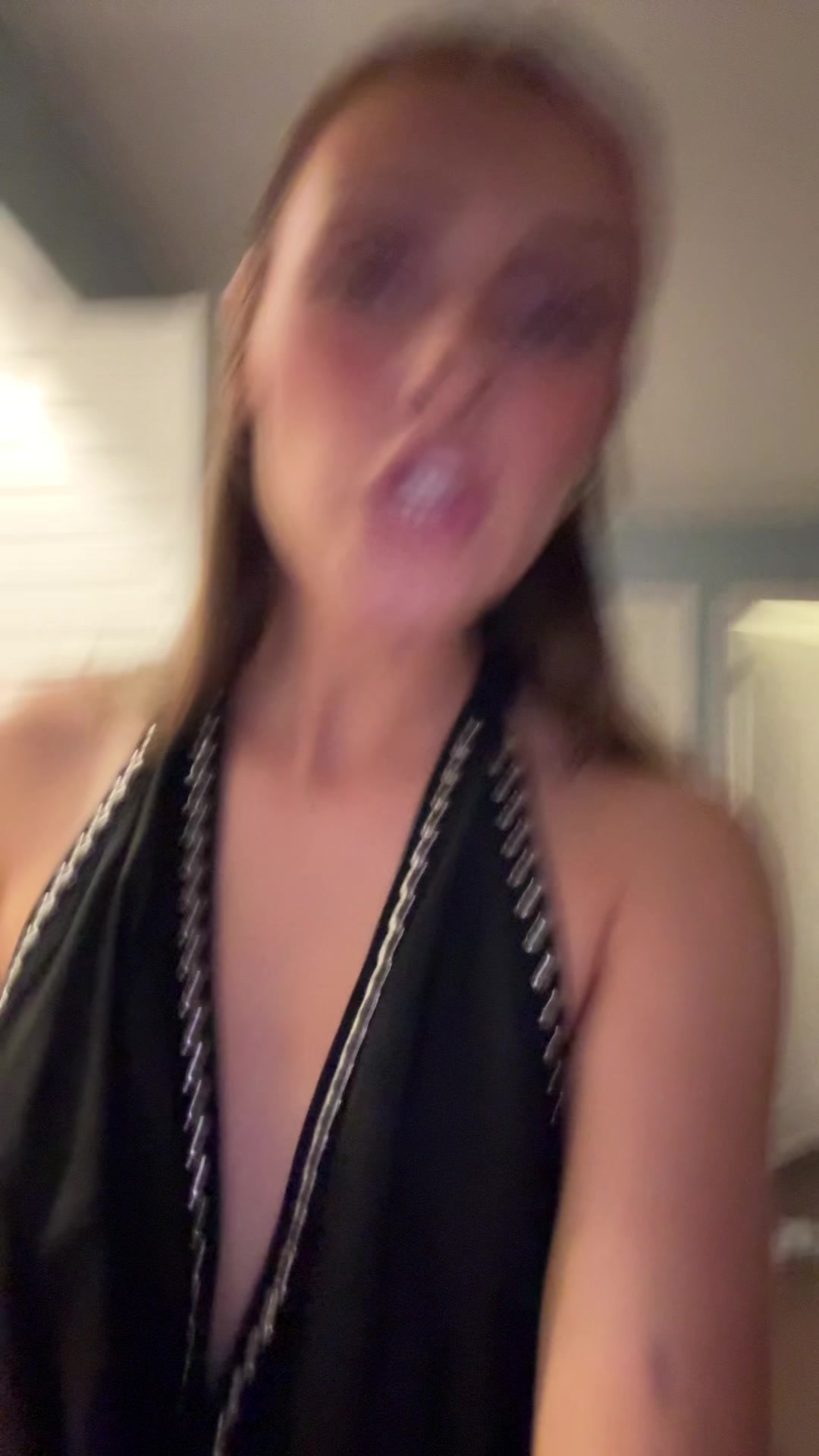 @🧍🏼&zwj;♀️