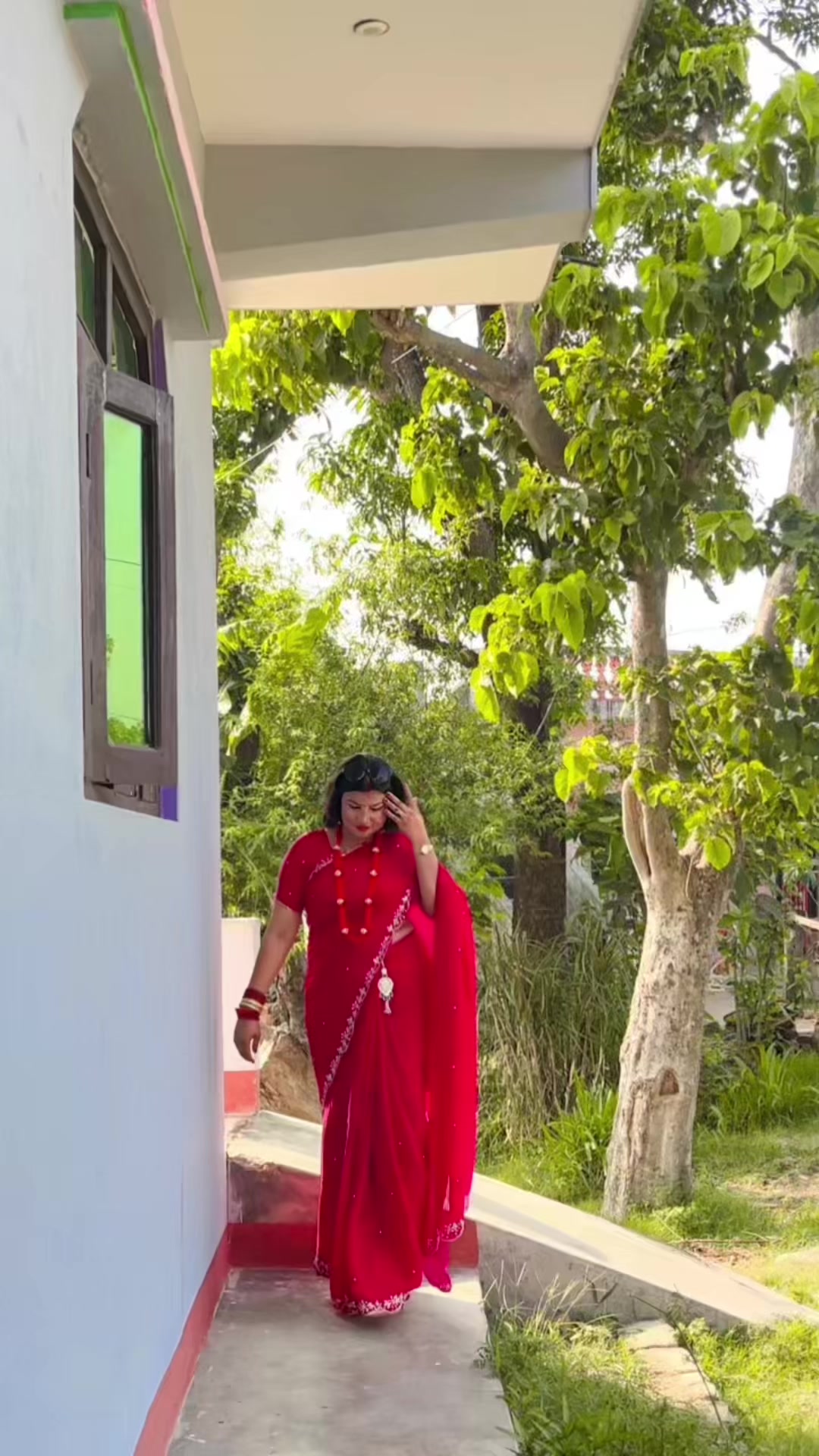 @घरकी एक्ली बुहारी लाहुरेनि👮