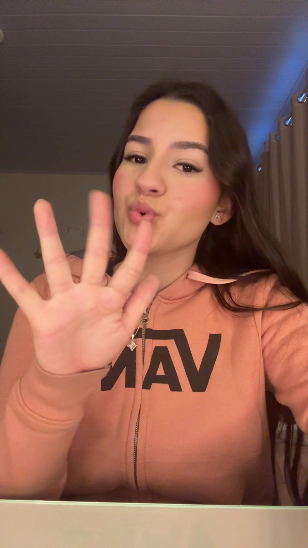 @La&iacute;zaaa