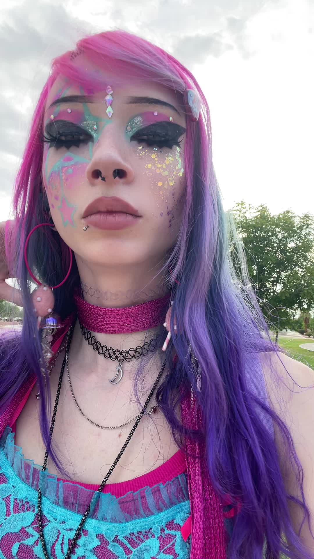 @Weird chick wit pink hair