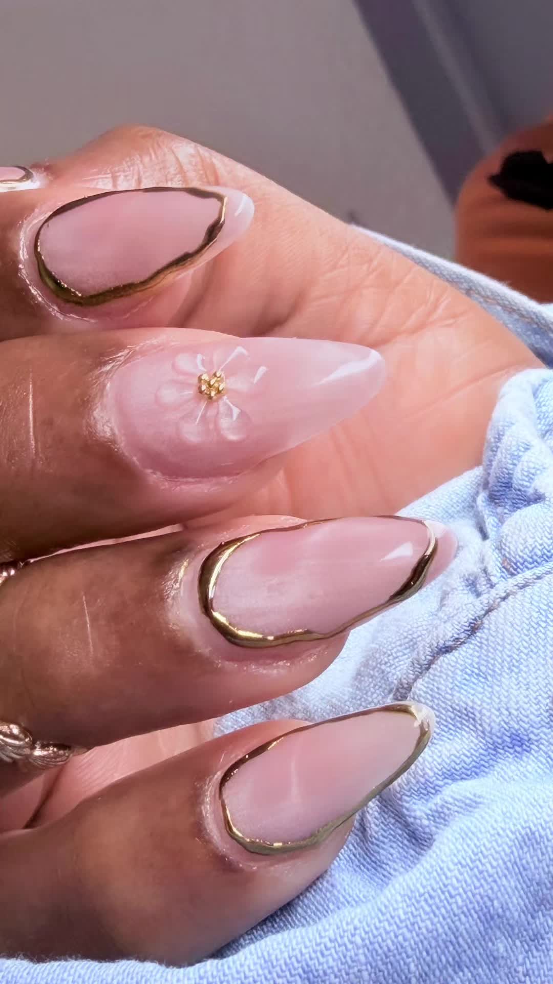@ReinaNails