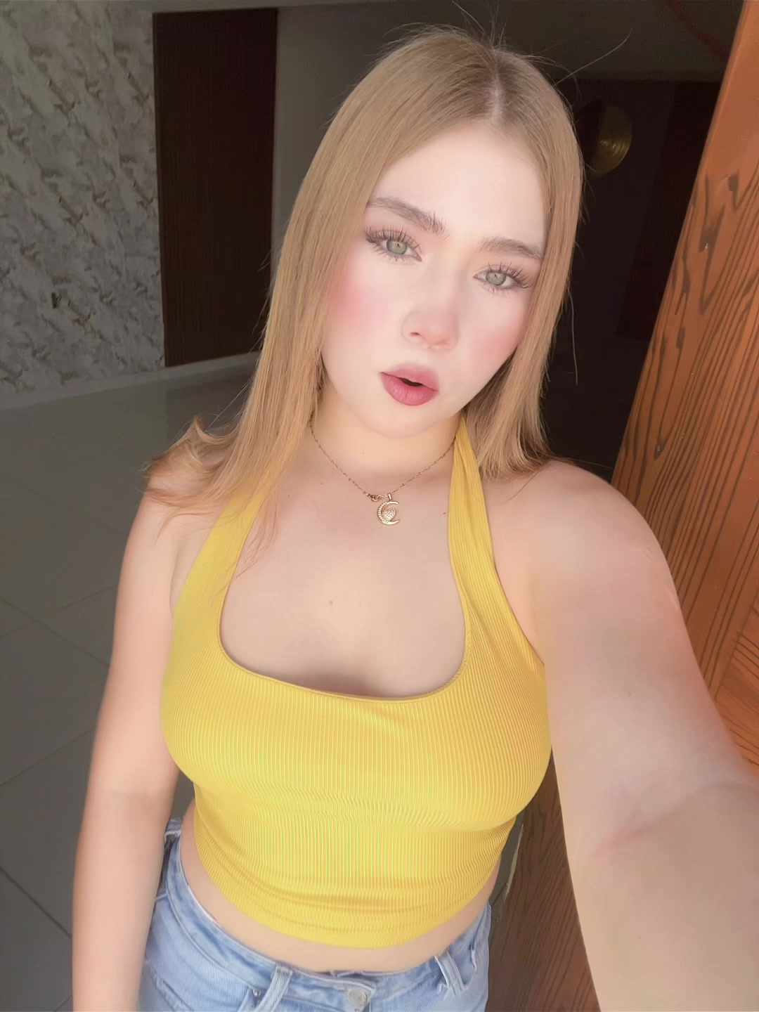@👱🏻&zwj;♀️