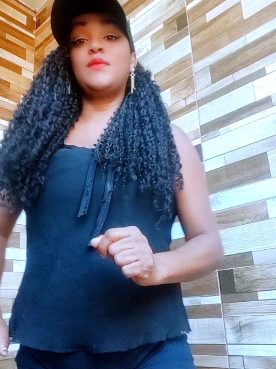 @Lucy a guria da blusa preta