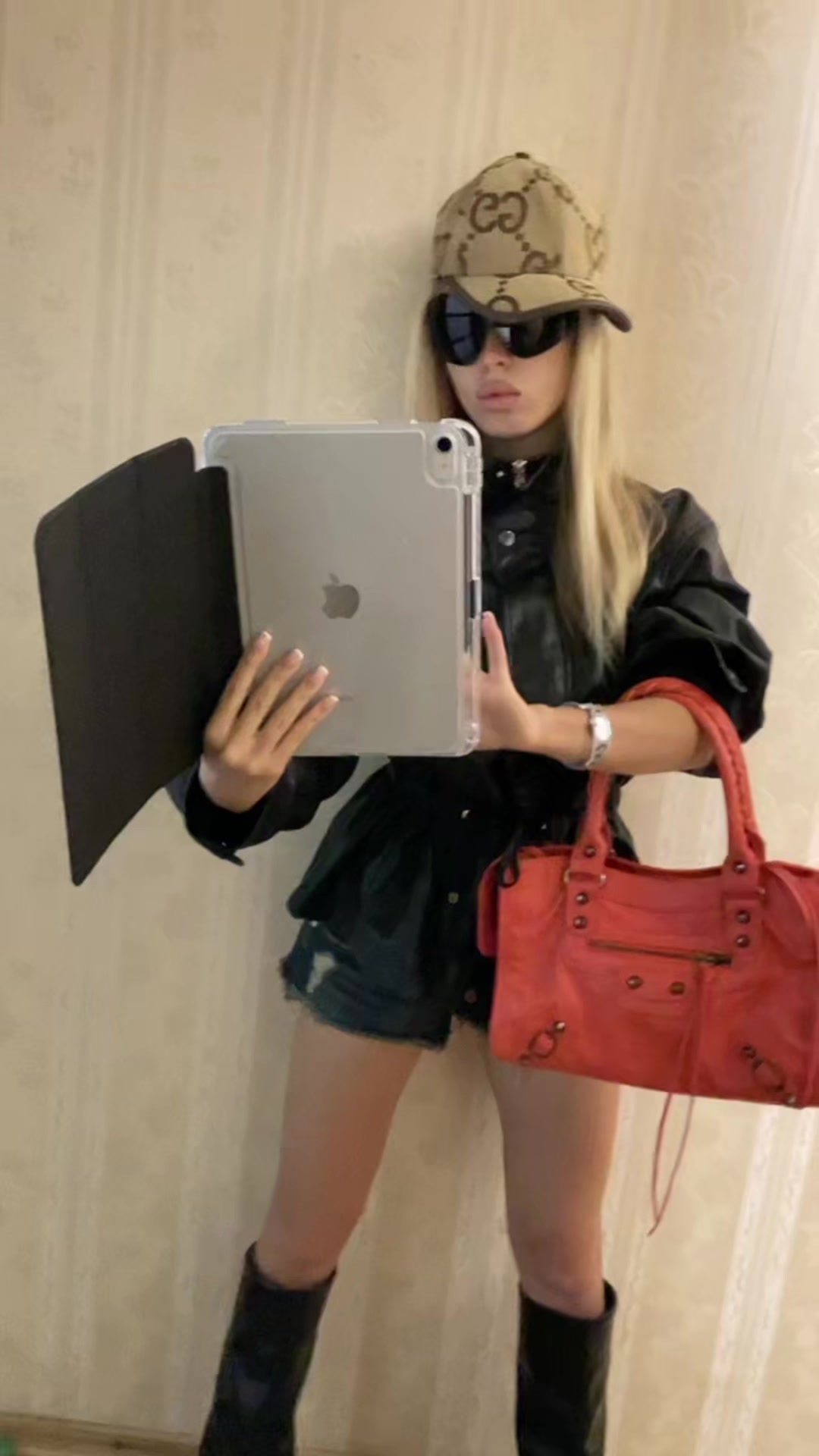 @lizzitak