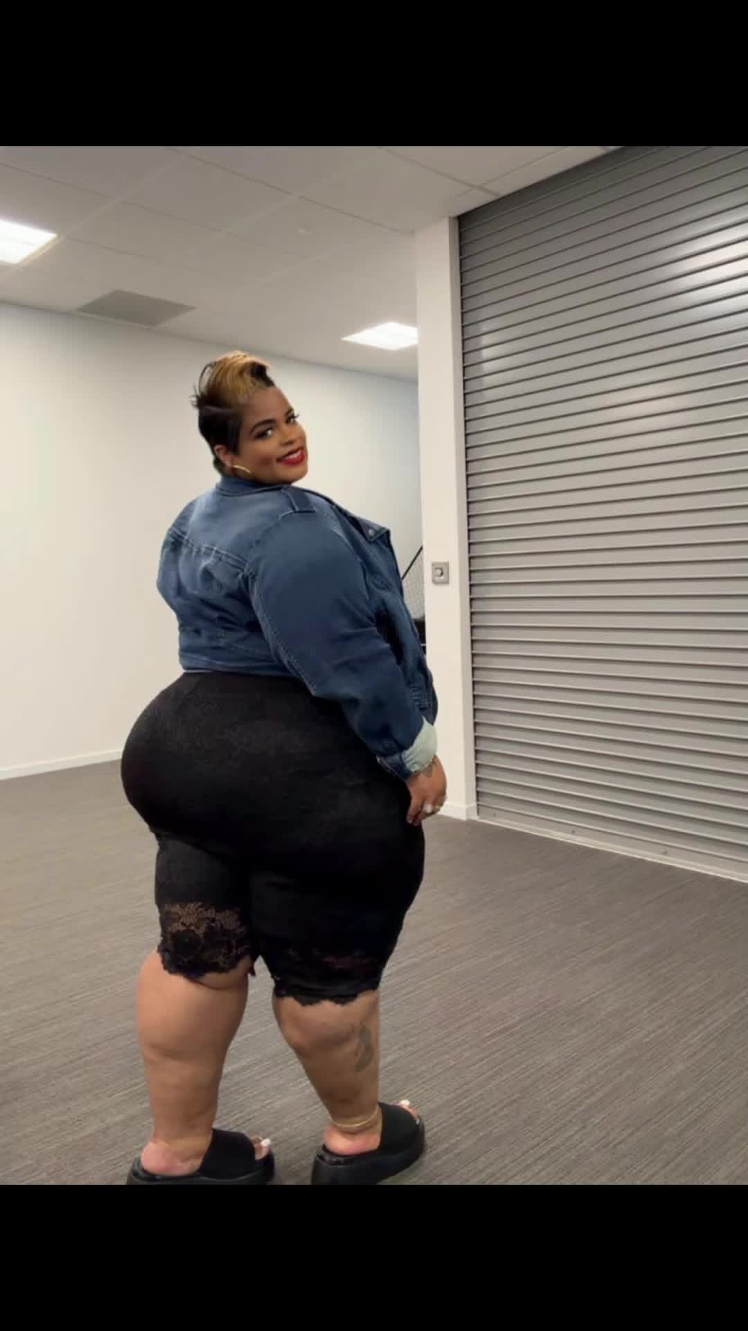 @Voluptuous Hottie 👅