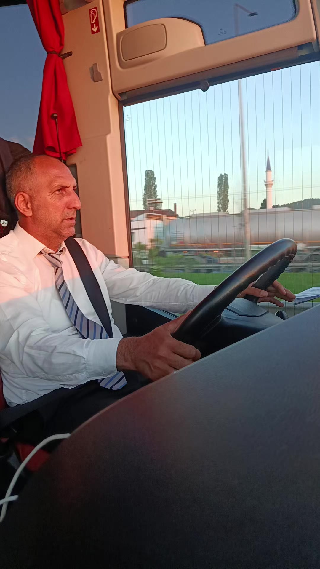 @( espiyeli genç kaptan )