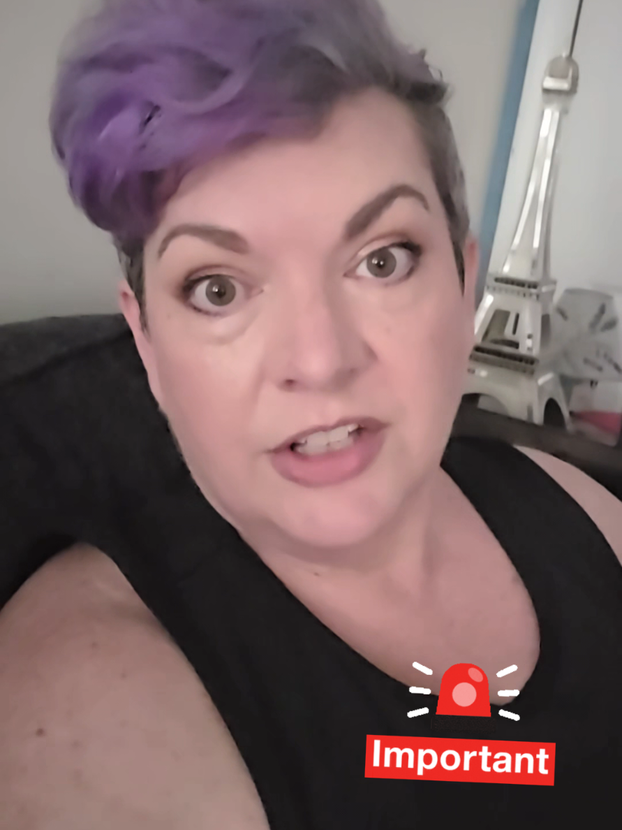 @thecurvyqueenmel