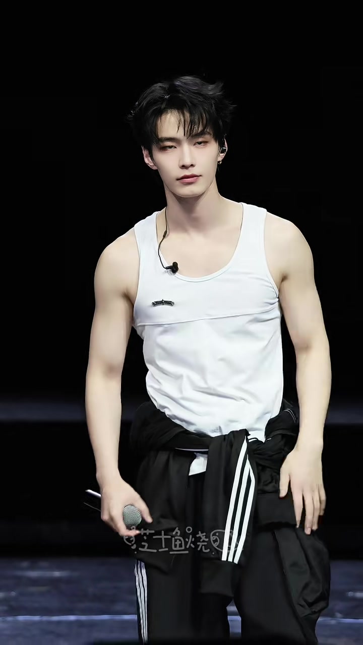 @🦈何与💙HEYU🦈