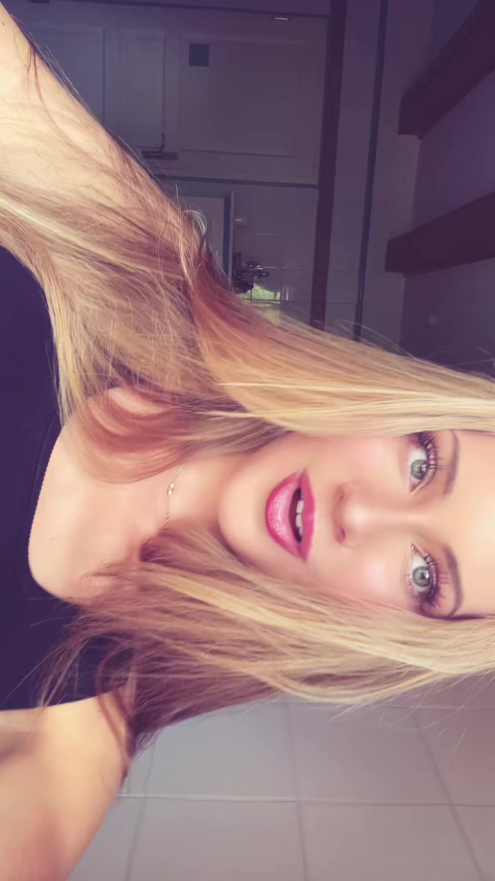 @Laura Zoe๐