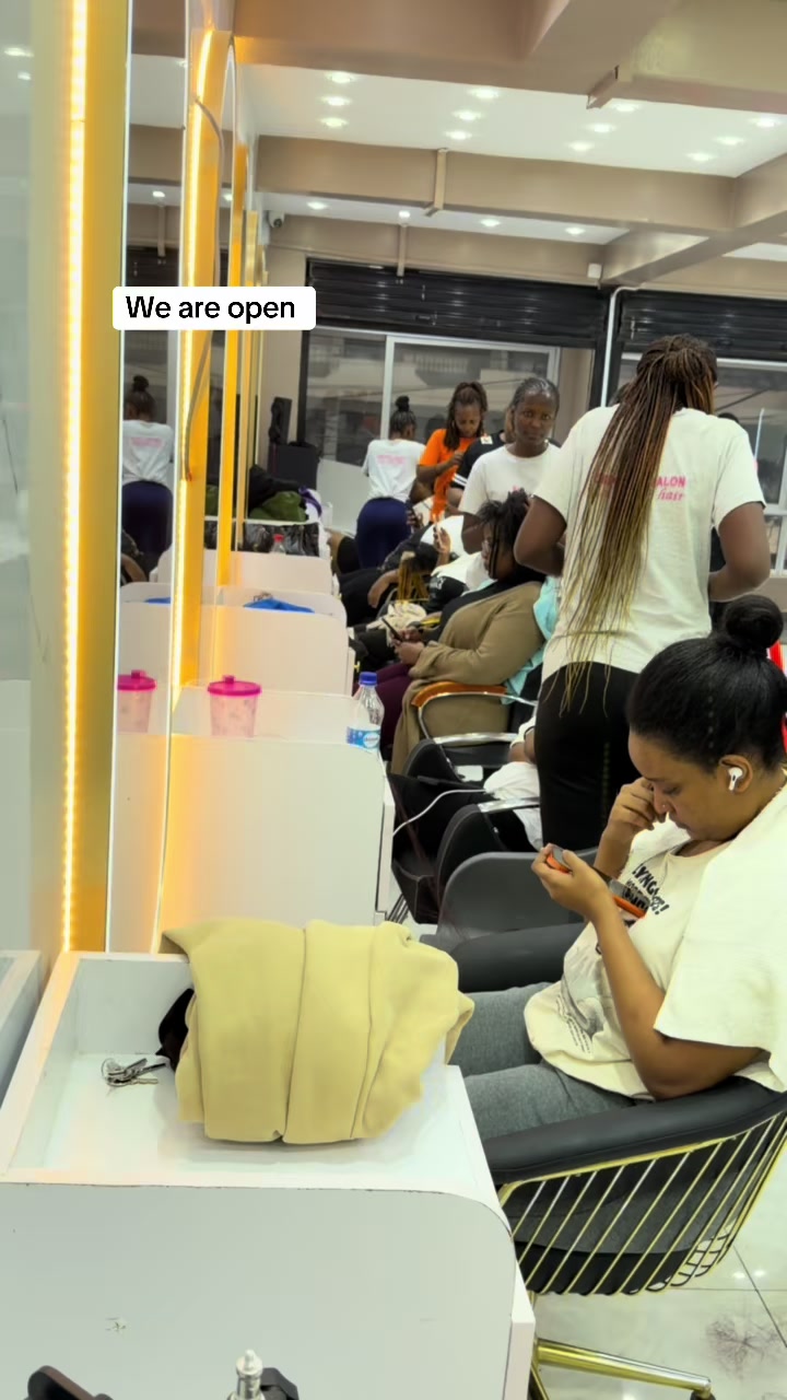 @GEECURLY SALON