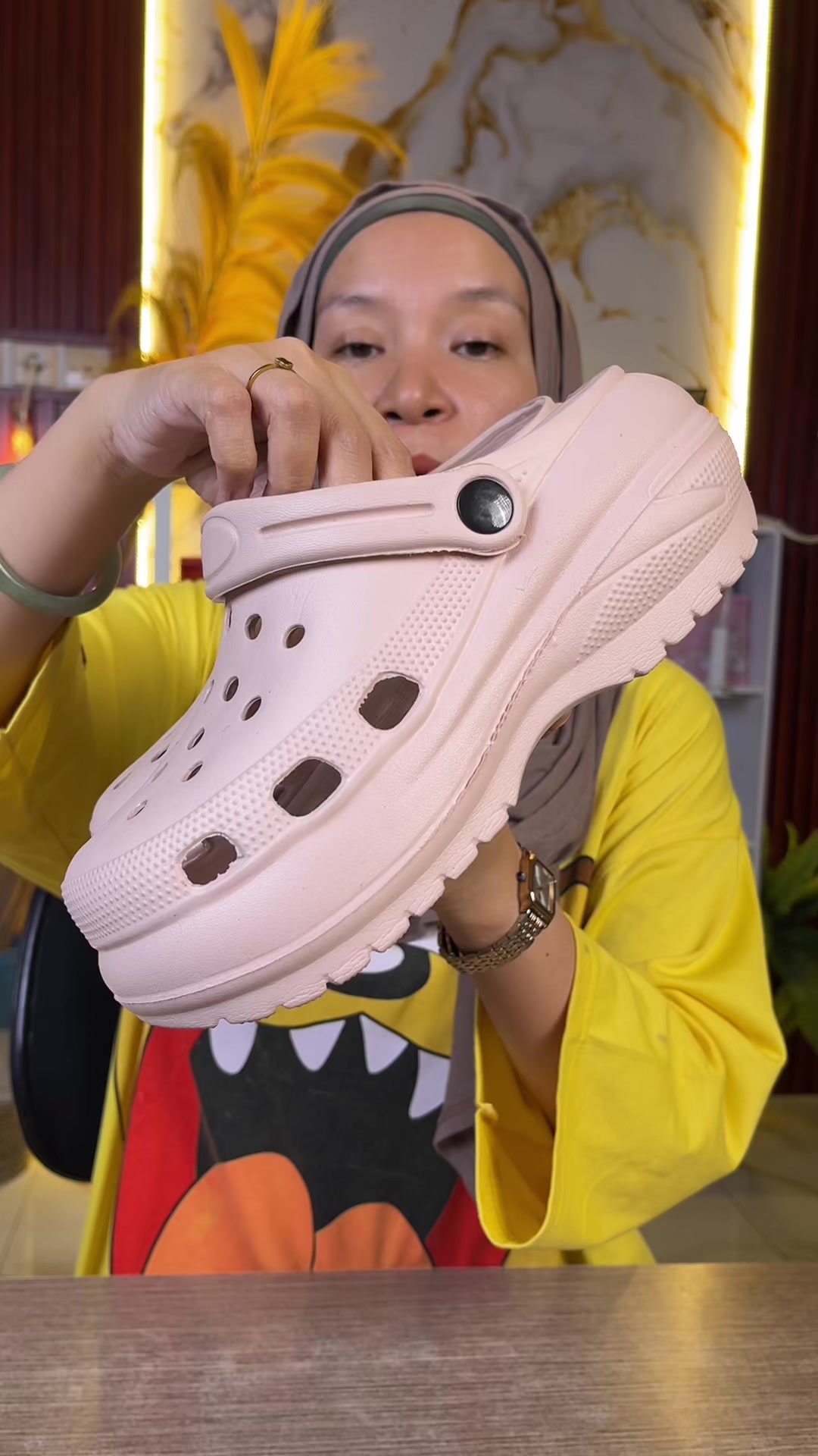 @LELI si paling TAS dan SANDAL