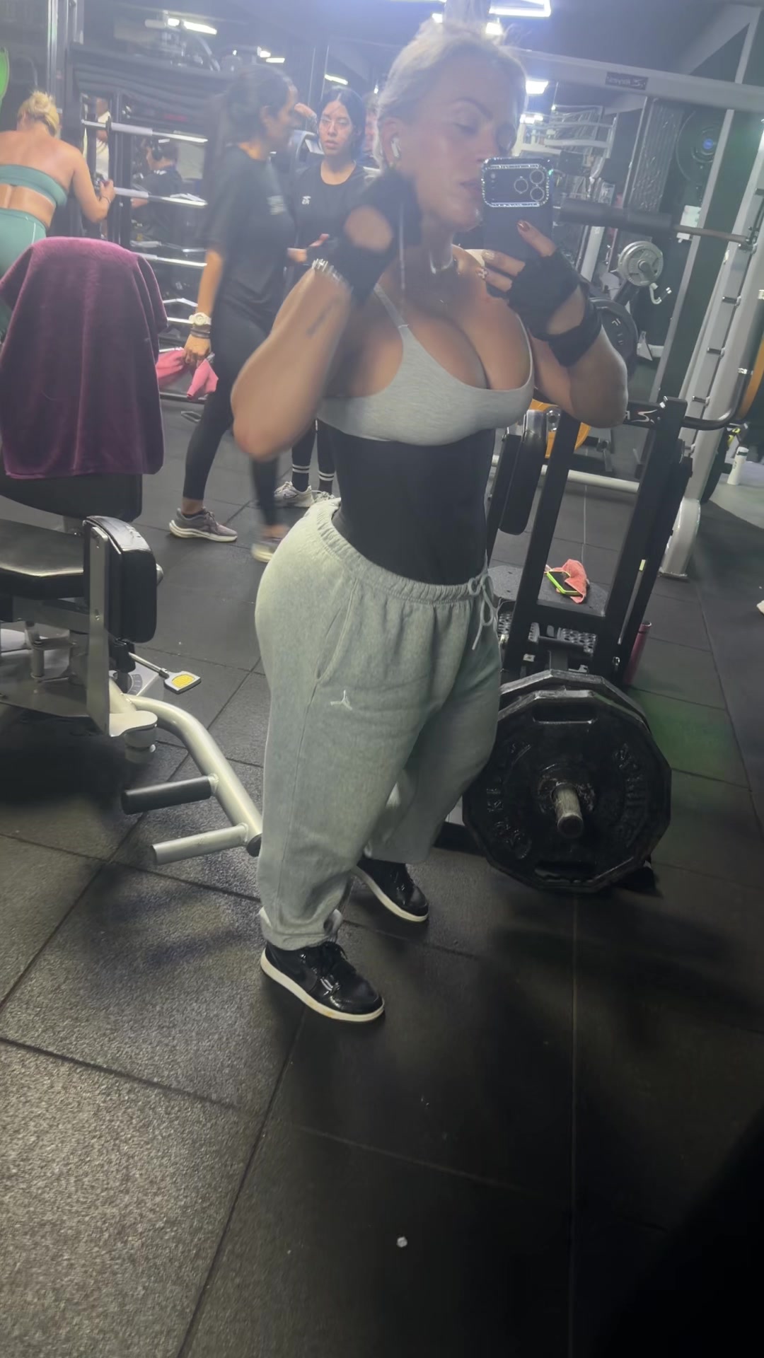 @Vecky25