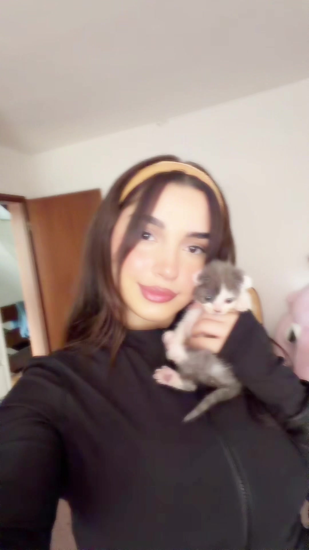 @𝒱