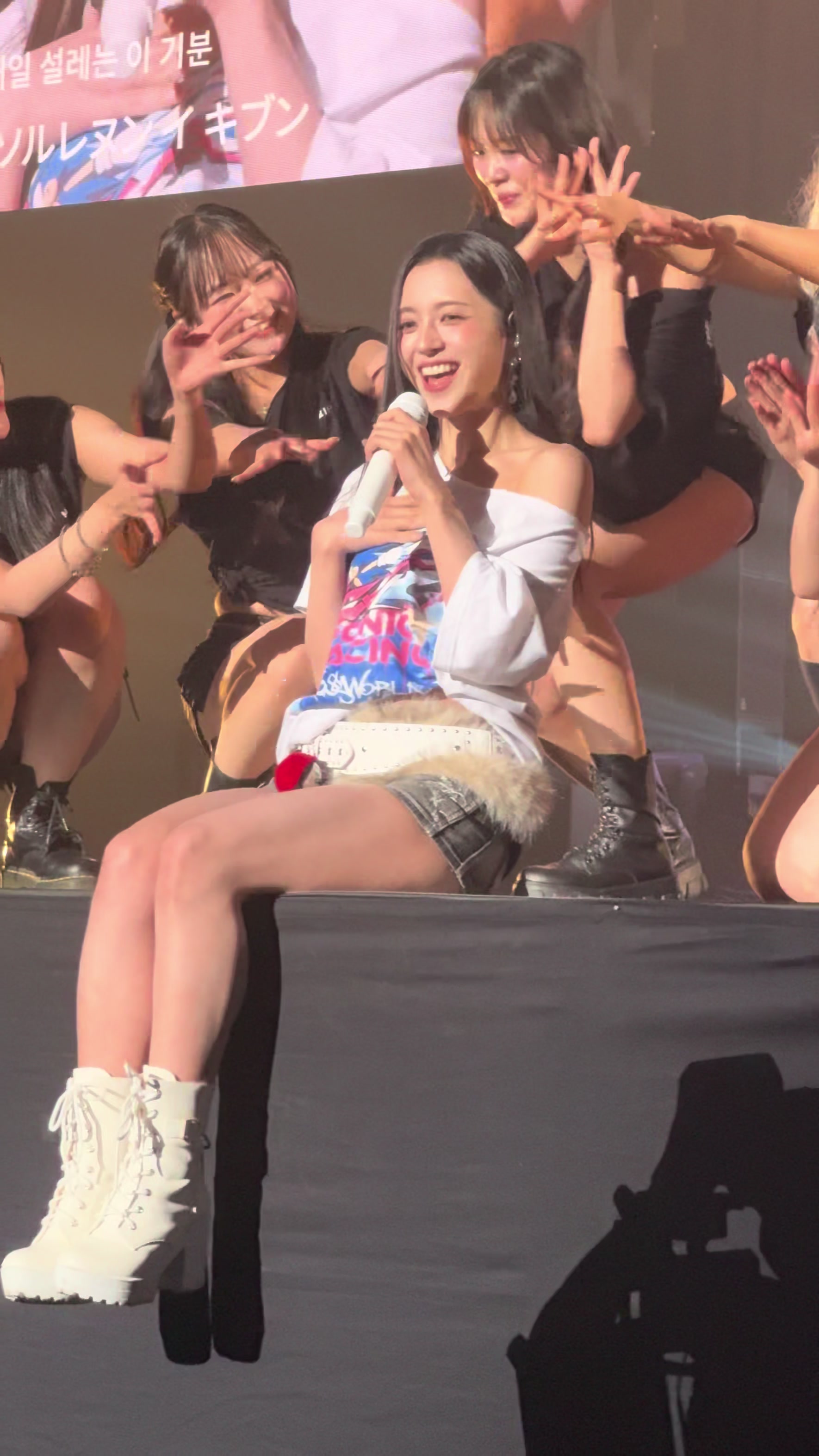 @モモ