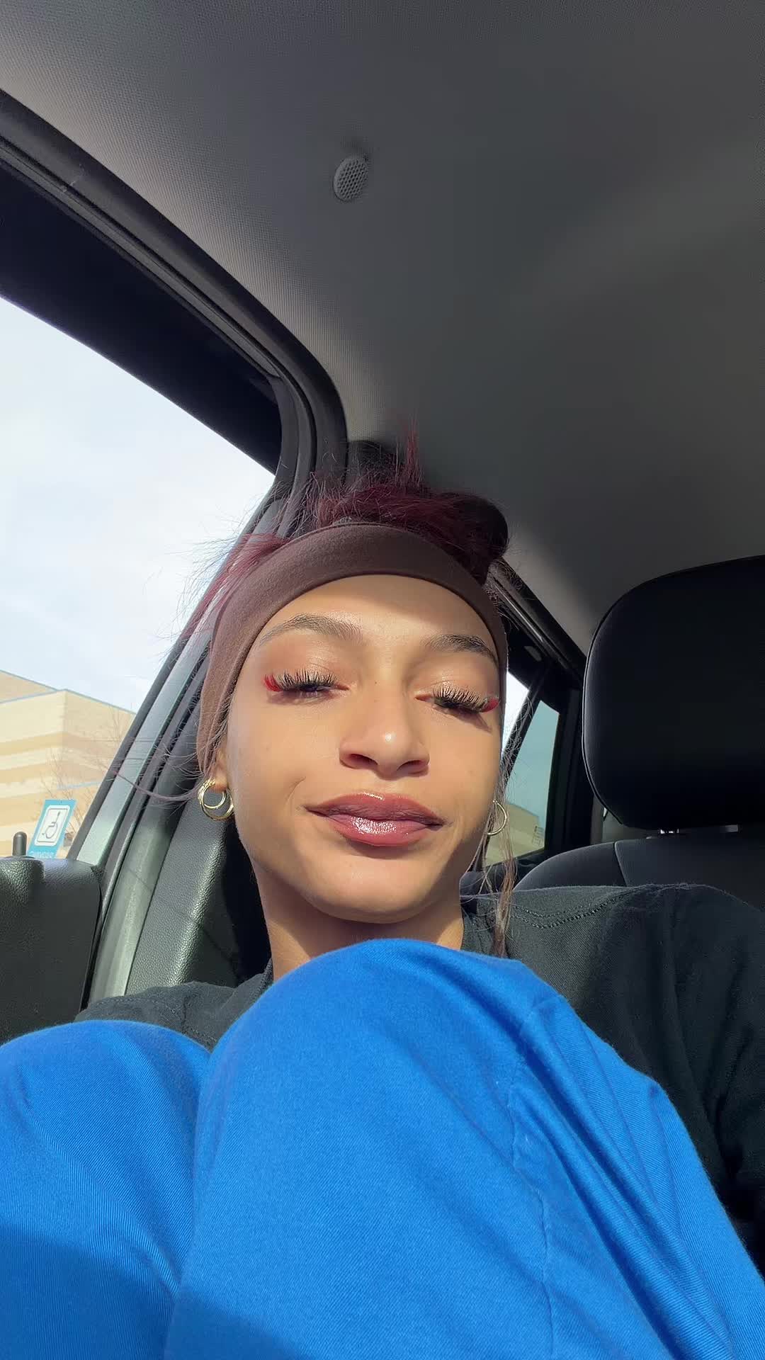 @urlocalhotweirdo