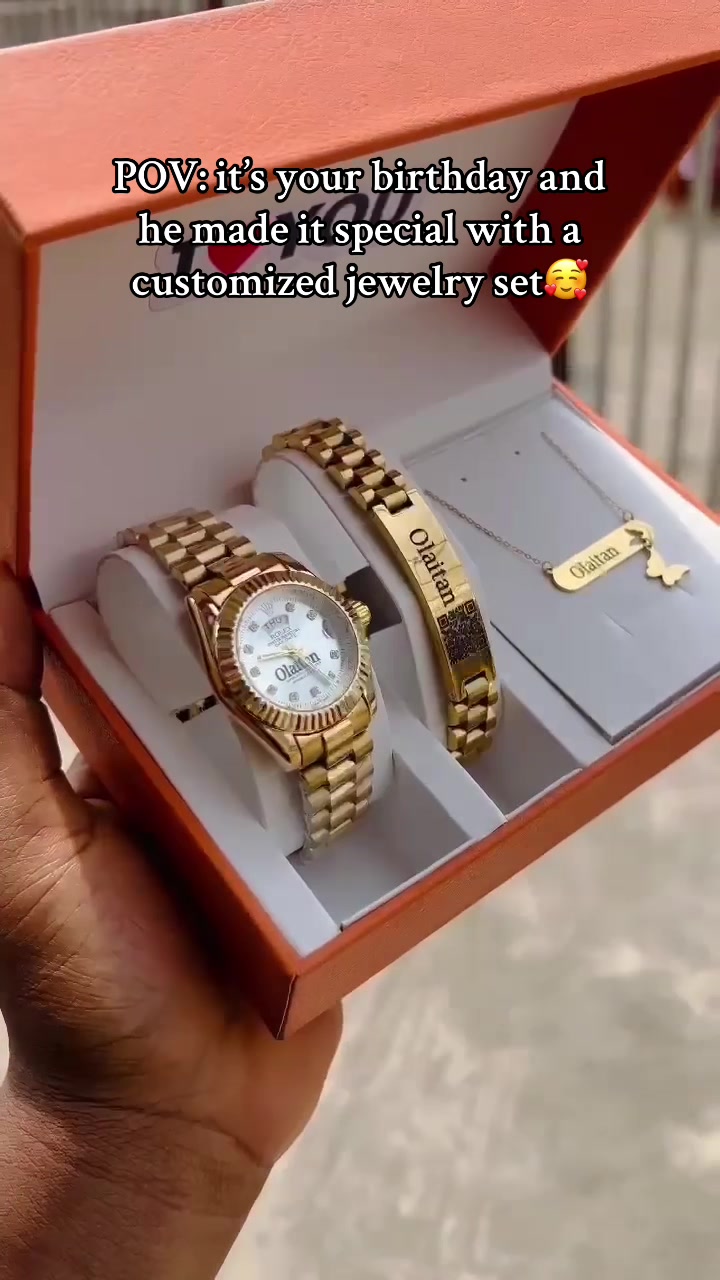 @Jewelry vendor in Benin