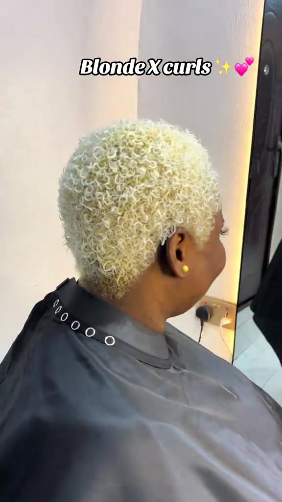 @FEMALE BARBER/LOCTICIAN IN LAG