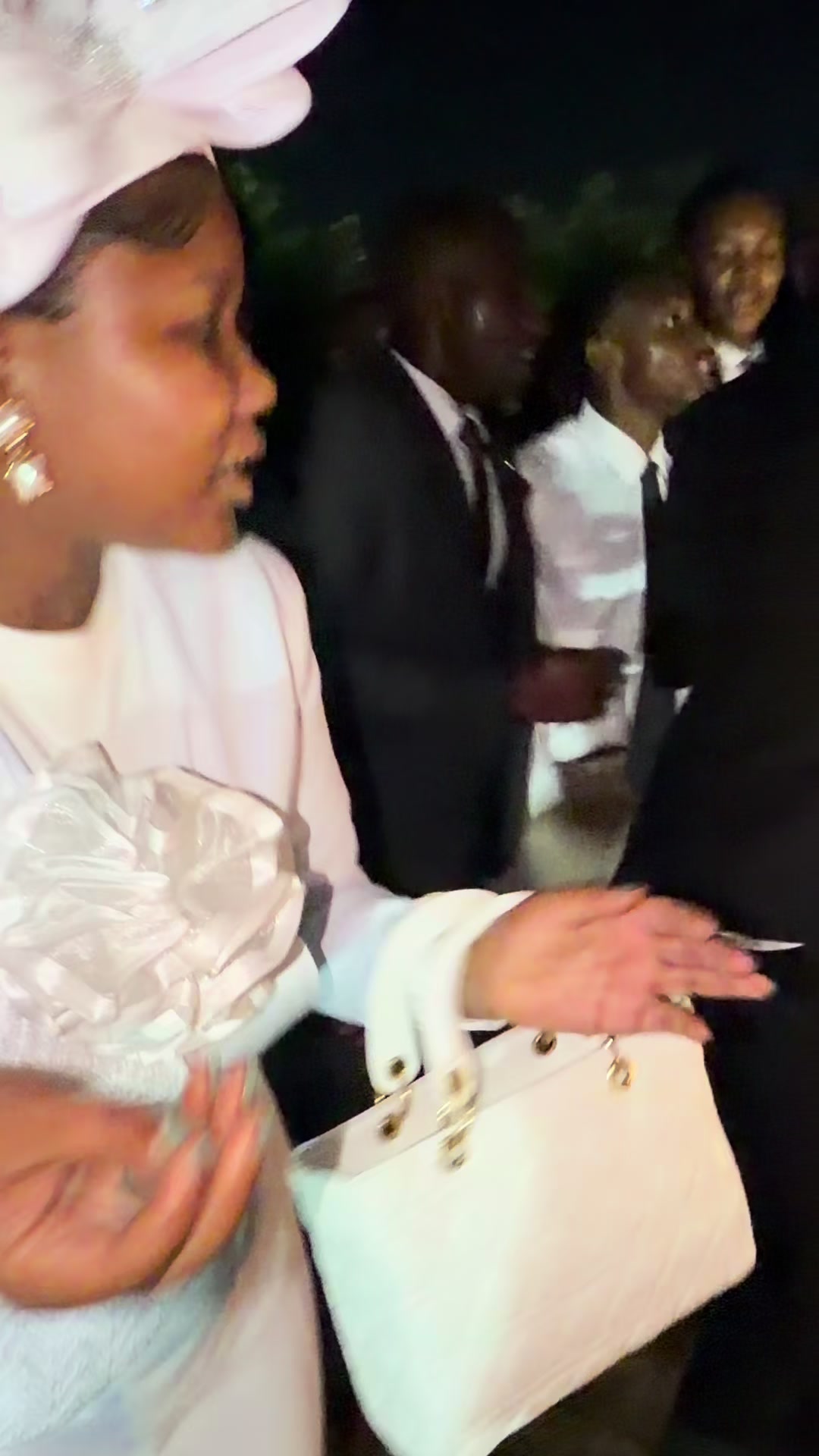 @lolasumbane1