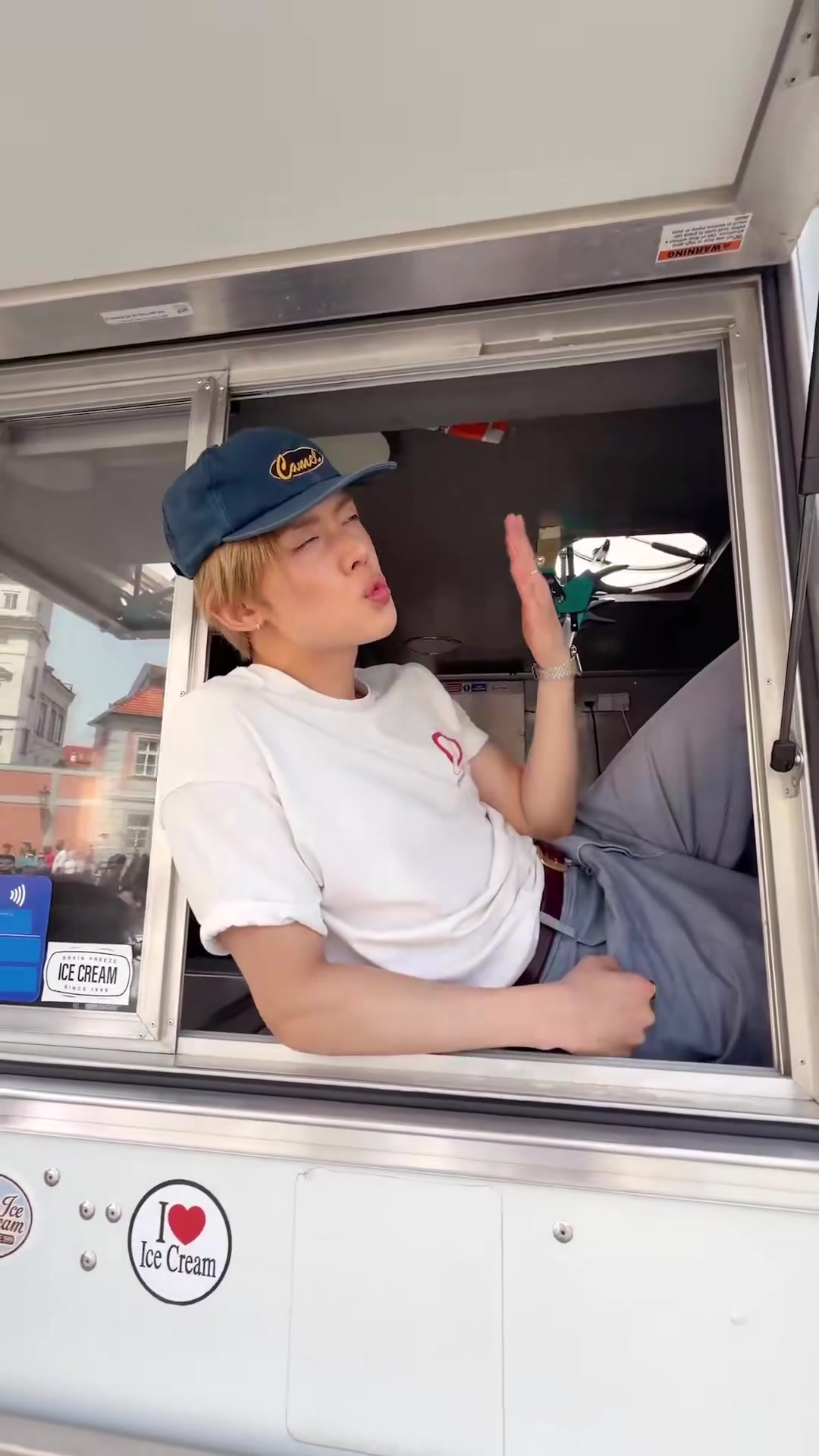 @Valeria saw and met TXT