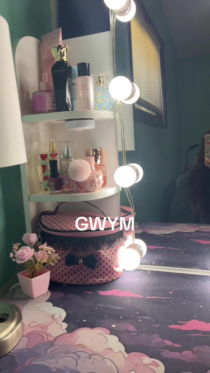 @Chrissy Esparenza 🦋🍭💕✨